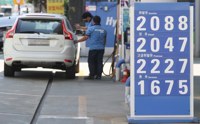 국제유가가 3월 초 이후 가장 높은 가격을 나타내면서 앞으로도 국내 주유소 기름값은 조금씩 오를 것으로 전망된다. 사진은 서울 시내 주유소 모습. 연합뉴스