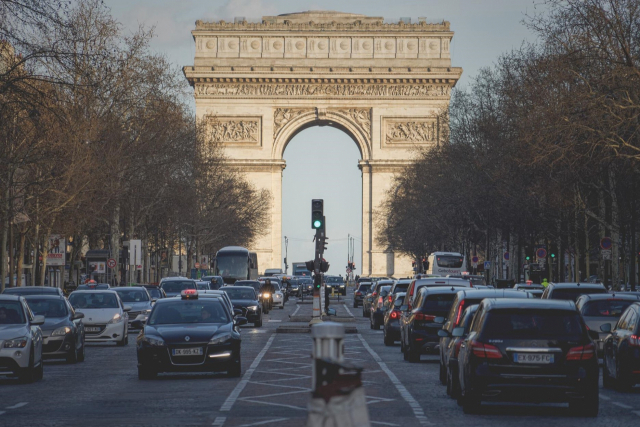 샹젤리제 거리를 가득 메운 자동차.