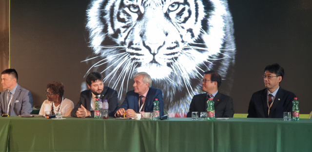 지난 11일 슬로베니아 피란에서 열린 2022 세계생활체육연맹(타피사) 총회에서 아시아 대륙 상임이사로 선출된 홍완식(오른쪽 두 번째) 타피사 코리아 부위원장과 신임 이사들. 김한수 기자 hangang@