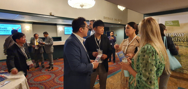 타피사 코리아 전성하(왼쪽) 대외협력위원장과 관계자들이 지난 8일 세계생활체육연맹 슬로베니아 총회에서 2030 부산 월드엑스포 유치를 위한 홍보 활동을 펼치고 있다. 김한수 기자 hangang@