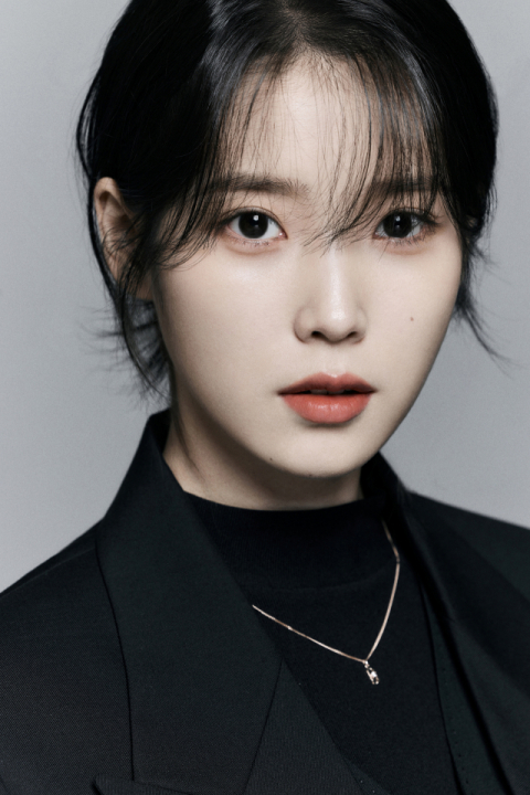 가수 겸 배우 아이유(본명 이지은)가 꾸준한 가요·연기 활동으로 대중에게 새로운 얼굴을 보여주고 있다. 이담엔터테인먼트 제공