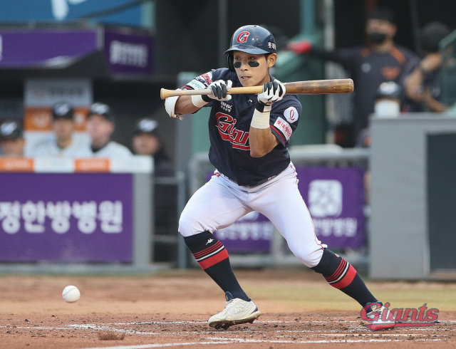 롯데 자이언츠 외야수 황성빈은 자신의 프로 데뷔 첫 시즌인 올 시즌 롯데 야구에 활력을 불어넣는 활력소가 되고 있다. 황성빈은 매 타석 1루로 최선을 다해서 달리는 모습을 보이면서 롯데 팬들에게 큰 인기를 얻고 있다. 롯데 래리 서튼 감독은 “황성빈은 롯데에서 그동안 보지 못한 새로운 유형의 선수”라며 “롯데 야구에 큰 도움이 되고 있다”고 극찬했다. 롯데 자이언츠 제공
