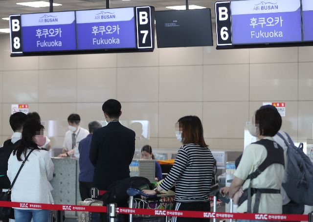 지난달 31일 김해국제공항에서 시민들이 일본 후쿠오카로 출국하기 위해 수속을 밟고 있다. 김해공항 국제선 노선이 하나둘 운항을 재개하고 있지만 운항편이 많지 않고 항공료가 급등해 국제선 이용객은 여전히 저조하다. 부산일보DB