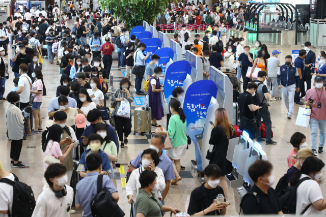 28일 장맛비와 돌풍의 영향으로 항공기 결항이 속출하면서 김해공항 국내선청사가 출발하지 못한 항공편 승객들로 붐비고 있다. 정종회 기자 jjh@