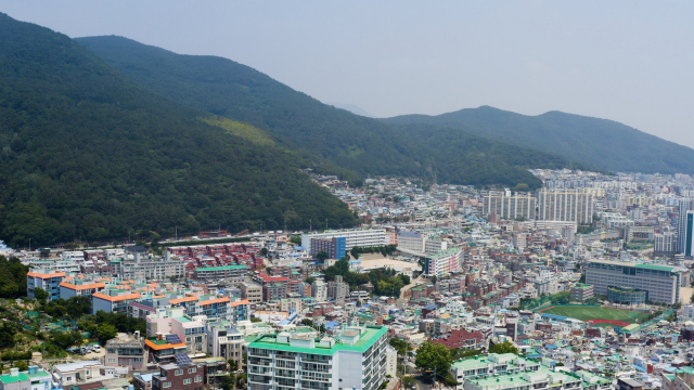 부산 산복도로에 가면 부산의 참모습을 볼 수 있다. 부산 시민의 운전 매너도 드러난다.