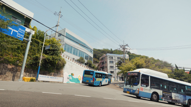 부산 산복도로를 다니는 버스 기사님의 운전 실력은 '달인'의 경지에 올라 있다.