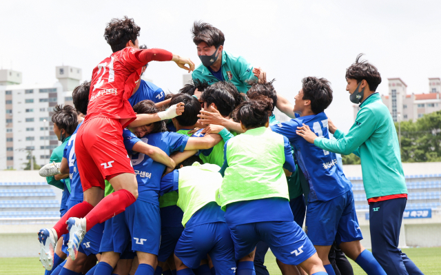 국내 고교 축구 최강자를 가리는 제59회 청룡기 전국고교축구대회가 전국 11개 시·도 40개 팀이 참가한 가운데 16일 경남 고성군에서 개막한다. 지난해 제57회 대회에서 우승한 경기 용인시축구센터 U18 선수들이 결승전 종료 후 기뻐하고 있다. 부산일보DB