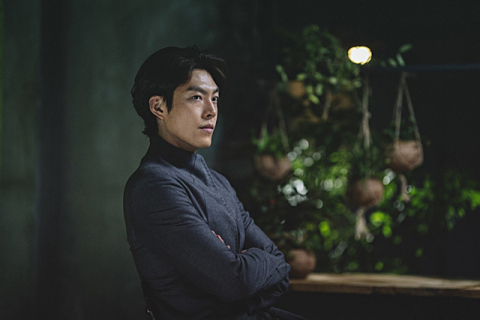 영화 ‘외계+인’ 속 김우빈.김우빈은 이번 작품에서 인간의 외양을 한 로봇 가드와 자유자재로 변신 가능한 비행체 로봇 썬더를 연기했다. 사진은 영화 스틸 컷. CJ ENM 제공