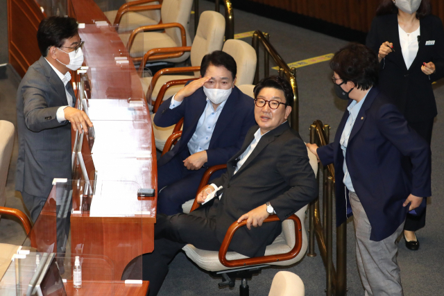 국민의힘 권성동 당 대표 직무대행 겸 원내대표가 26일 오후 국회에서 열린 경제 분야 대정부질문에서 송언석 원내수석부대표, 성일종 정책위의장, 조수진 최고위원과 대화하고 있다. 연합뉴스