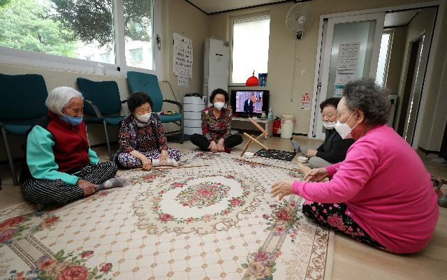 사진은 경로당에서 윷놀이 즐기는 어르신들. 부산일보DB