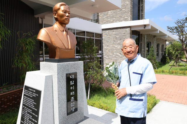 구자운 원장이 경남 함안군 군북면에 건립된 '대암 이태준 기념관'에 설치된 이태준 선생 흉상에 헌화하고 있다.