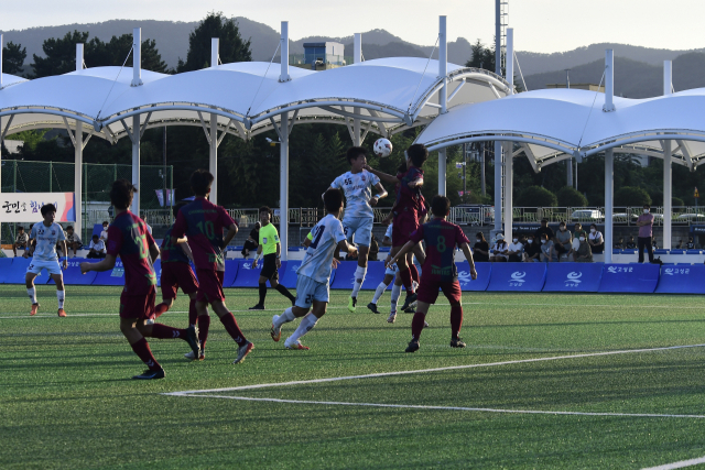 제59회 청룡기 전국중학교축구대회가 5일 개막해 13일간의 열전에 들어갔다. 개막 첫 날 2조의 경남 고성FC U15와 창녕FC U15 경기에서 선수들이 공중볼 경합을 벌이고 있다.
