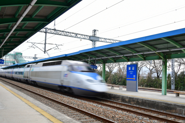 KTX 정차를 위한 시설개선사업이 본격화하는 있는 가운데 KTX가 물금역을 통과하고 있다. 양산시 제공