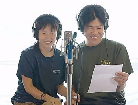 가수 이효리(왼쪽)와 신곡 ‘오늘부터 행복한 나’의 기타 연주에 참여한 이상순. 뮤직카우 제공