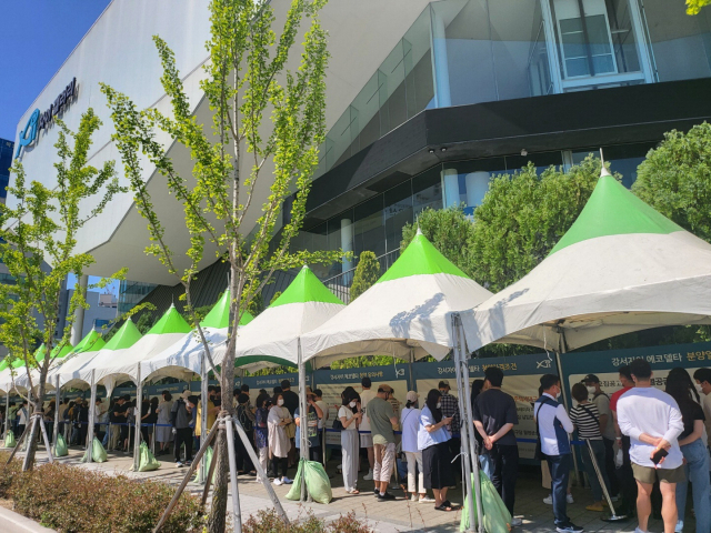 8월부터 연내 부산지역에서 아파트 1만 4000여 세대가 분양된다. 부동산 경기 하락 속에 청약 경쟁률 양극화가 심해질 것으로 전망된다. 사진은 상반기 최고 청약경쟁률을 기록한 강서자이 에코델타의 견본주택 모습. 부산일보DB