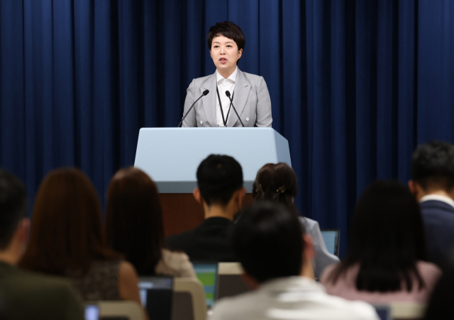 23일 오후 서울 용산 대통령실 청사에서 김은혜 홍보수석이 원/달러 환율 상승 등 현안에 대해 브리핑을 하고 있다. 연합뉴스