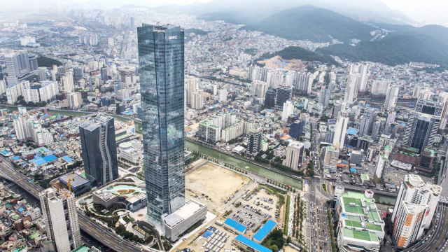 이달 들어 부산 금융 공기업 하반기 채용이 시작됐다. BIFC전경. 부산일보DB