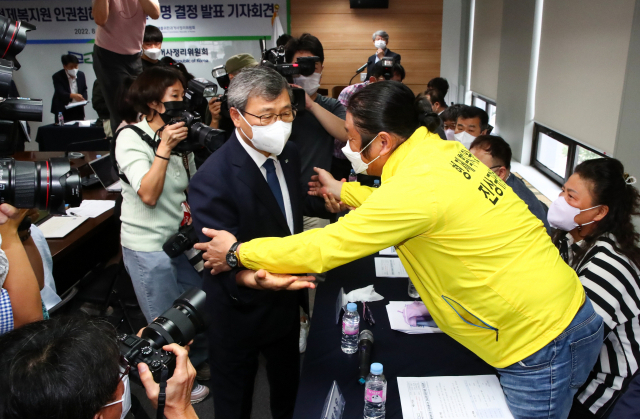 24일 서울 중구 진실·화해를위한과거사정리위원회 대회의실에서 열린 형제복지원 진상조사 결과 발표 기자회견에 참석한 피해 생존자들이 진실화해위 정근식 위원장과 인사를 나누고 있다. 김종호 기자 kimjh@