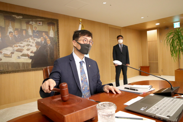 이창용 한국은행 총재가 25일 오전 서울 중구 한국은행에서 열린 금융통화위원회 본회의에서 의사봉을 두드리고 있다. 연합뉴스