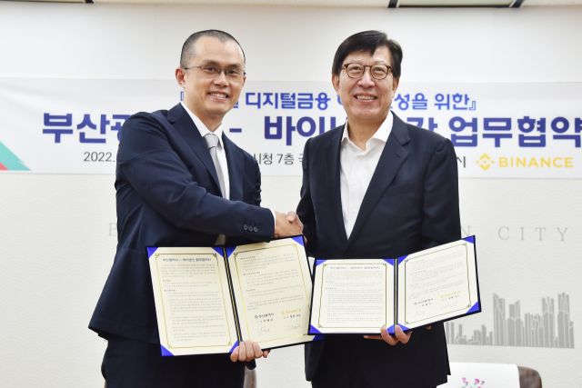 박형준(오른쪽) 부산시장과 창평 자오 바이낸스 대표가 26일 오전 부산시청에서 ‘부산의 블록체인 산업 육성 및 부산 디지털자산거래소 설립을 위한 업무협약’을 체결했다. 부산시 제공