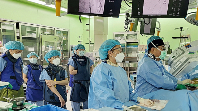 혈관외과 이상수 교수팀이 대한혈관외과 전임의들을 대상으로 복부대동맥류 수술을 시연하고 있다. 양산부산대병원 제공