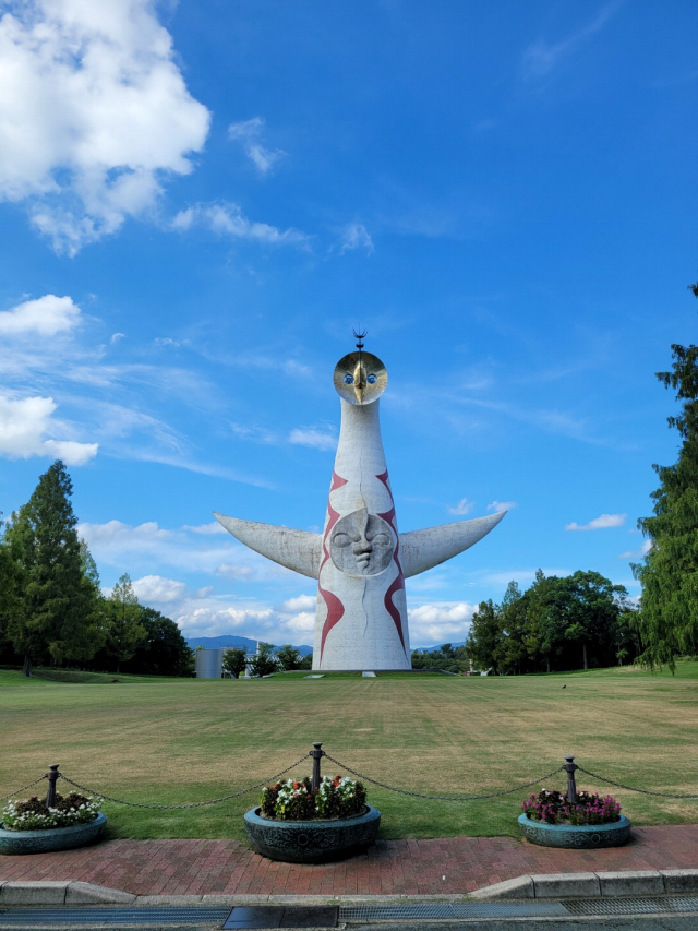 1970년 오사카엑스포를 기념하기 위해 조성된 오사카공원 최대 인기 시설인 태양의탑. 오사카엑스포 주제인 ‘인류의 진보와 조화’를 표현한 태양의탑은 당시 테마관의 일부였다.