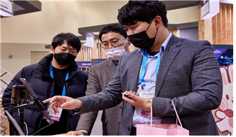 지난해 열린 지스타 2021에 설치된 부산공동관에서 부산 게임 콘텐츠 수출 상담이 이뤄지고 있다. 부산정보산업진흥원 제공