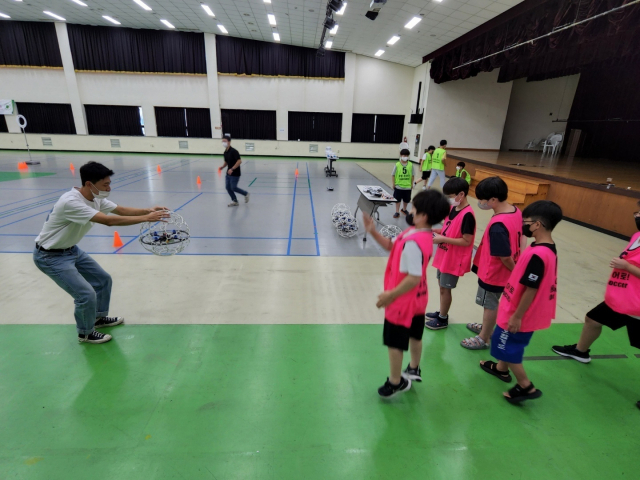 지난달 10일 동명대 강당에서 지역 초등학생들이 드론축구에 대해 배우고 있다. 동명대 제공