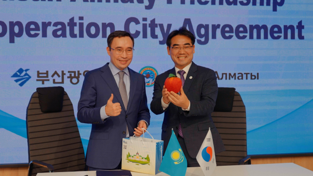 부산시는 현지시간 14일 오후 4시께 카자흐스탄 알마티시 카스피안 대학교에서 알마티시와 우호협력도시 협정을 체결했다. 왼쪽부터 알마티시 알리셰르 압디카디로프 부시장, 부산시 이성권 경제부시장. 정수원 PD blueskyda2@