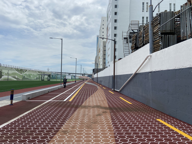 부산 서구청이 남부민동 방재호안 안쪽 친수공간인 남항체육공원 옆 도로에 주차장을 조성해 시민들의 접근성을 높일 계획이다. 서구청 제공