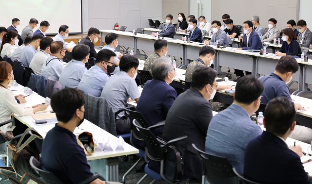 15일 정부세종청사 국토교통부 대회의실에서 부산·울산·경남 지자체 관계자와 해양수산부 국방부 인천공항공사 한국공항공사 등 유관기관 관계자들이 참석한 가운데 유신 컨소시엄이 가덕신공항 건설사업 착수보고회를 개최했다. 연합뉴스