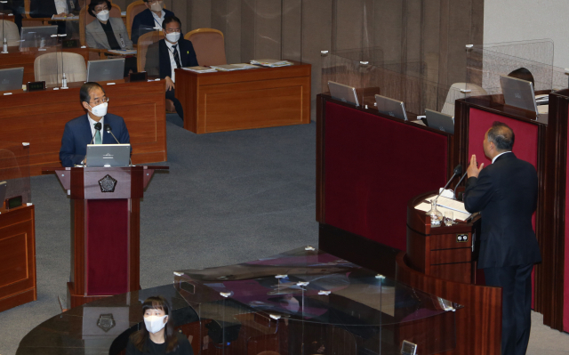 더불어민주당 김원이 의원이 22일 서울 여의도 국회에서 열린 본회의 교육·사회·문화 분야 대정부질문에서 한덕수 국무총리에게 질문하고 있다. 연합뉴스