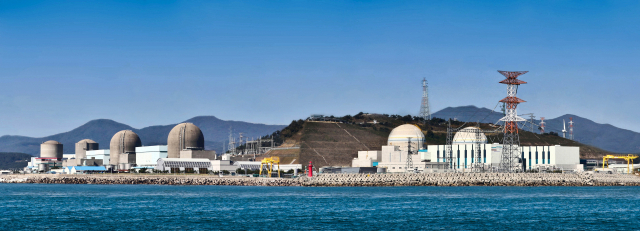 한국수력원자력이 부산 기장군 고리원자력발전소에 사용후핵연료 지상 저장시설 건설을 추진하자 주민들이 반발하고 나섰다. 고리원전 전경(왼쪽부터 고리 1~4호기, 신고리 1~2호기). 부산일보DB