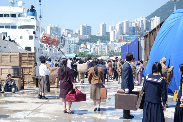 부산국제크루즈터미널에서 촬영한 영화 ‘군함도’. 카메라 앵글에 걸린 배경이 시대와 안 맞는 부분은 CG로 지운다.