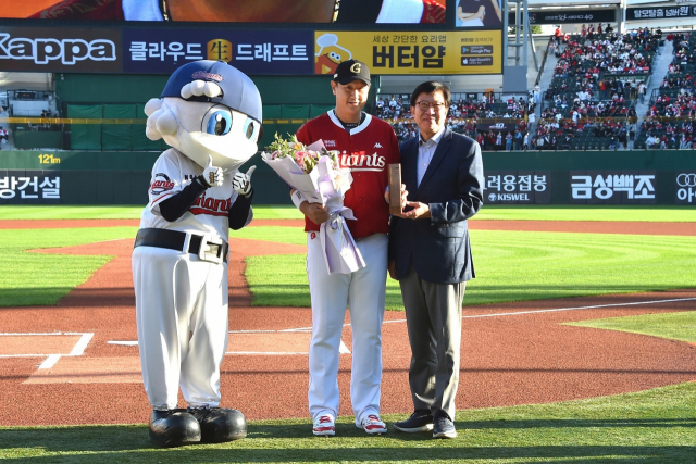 8일 롯데자이언츠 간판 타자 이대호 선수 은퇴식이 열린 사직야구장에서 박형준 부산시장이 이대호 선수에게 부산시 대표 홍보대사 위촉패를 전달했다.부산시 제공