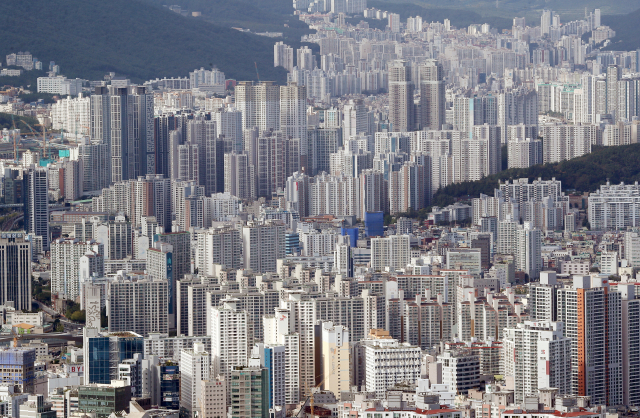 최근 집값이 하락하면서 ‘깡통전세’ 피해가 우려된다. 전세 피해를 줄이기 위해서는 전세가율이 80%가 넘거나, 계약금이 너무 낮은 집은 피하는 것이 좋다. 부산 동래·연제구 일대 모습. 부산일보DB