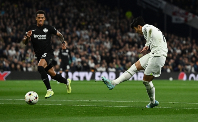 토트넘의 손흥민(오른쪽)이 프랑크루르트와의 유럽축구연맹(UEFA) 챔피언스리그 조별리그 4차전에서 전반 20분 동점 골을 넣고 있다. 로이터연합뉴스