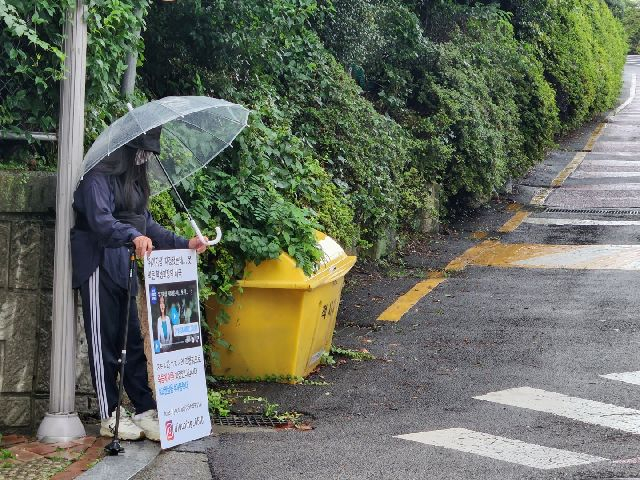 올해 2월 극단적인 선택으로 숨진 한 고교생의 유가족이 지난달 딸이 다니던 중학교 앞에서 1인 시위를 진행 중인 장면. 유가족 제공