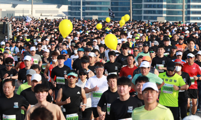 21회째를 맞는 ‘성우하이텍 2022 부산바다마라톤 대회’가 23일 부산 광안대교와 광안리 해변길 일원에서 열렸다. 코로나19 여파로 3년 만에 현장 개최된 올해 대회엔 1만 명에 이르는 참가자들이 오랜만에 가을 바다 위를 마음껏 달렸다. 김경현 기자 view@