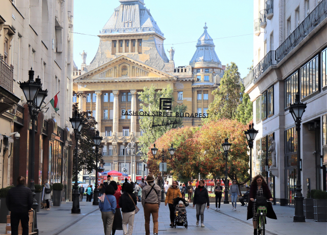 헝가리 부다페스트 데악 페렌츠 역 인근 패션 거리.