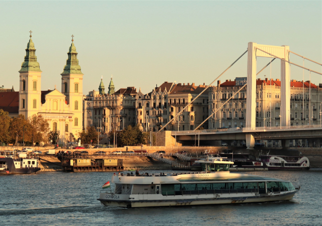 헝가리 부다페스트 에르지벳 다리 아래로 유람선이 지나고 있다.