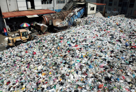 최근 환경부가 ‘전 주기 탈(脫)플라스틱 대책’을 발표하면서 우리나라도 본격적인 폐플라스틱 배출량 감축 시대로 돌입했다. 부산 지역 12개 구에서 수거한 폐플라스틱이 쌓여 있는 부산 강서구 부산시자원재할용센타 모습. 부산일보DB