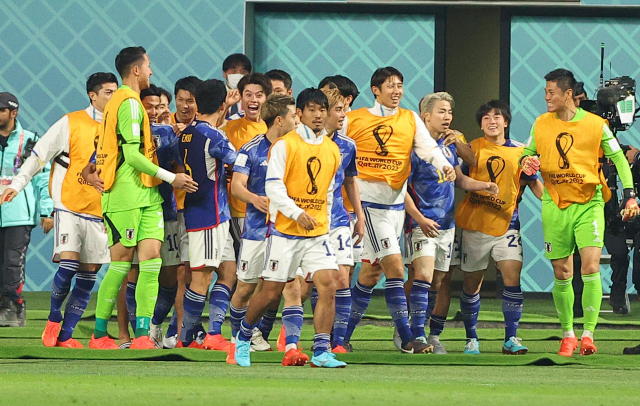 23일 오후(현지시간) 카타르 알라이얀의 할리파 인터내셔널 스타디움에서 열린 2022 카타르 월드컵 조별리그 E조 독일과 일본의 경기. 일본 아사노 타쿠마(18)가 역전골을 성공시킨 뒤 일본 선수들이 환호하고 있다. 연합뉴스