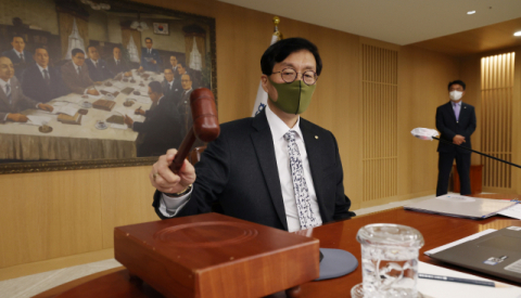 이창용 한국은행 총재가 24일 서울 중구 한국은행에서 열린 금융통화위원회 본회의에서 의사봉을 두드리고 있다. 이날 금통위는 사상 처음으로 여섯 차례 연속 기준금리 인상을 단행했다. 연합뉴스