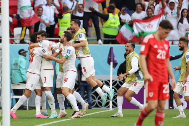 25일 오후(현지시간) 카타르 알라이이얀 아흐마드 빈 알리 스타디움에서 열린 2022 카타르 월드컵 조별리그 B조 2차전 웨일스 대 이란 경기. 두번째 골을 넣은 이란의 라민 레자이안이 선수들과 환호하고 있다. 연합뉴스