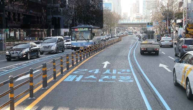 BRT 구간을 달리는 시내버스. 부산일보DB