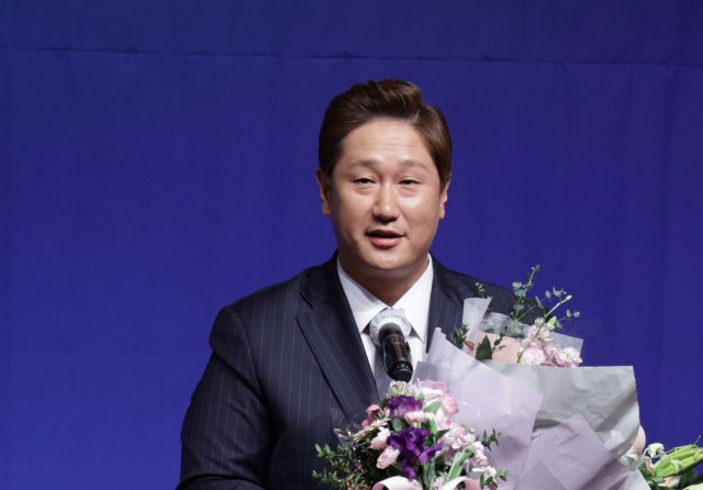 8일 오전 서울 강남구 리베라호텔에서 열린 2022 뉴트리디데이 일구상 시상식에서 이대호가 일구대상을 받고 수상소감을 밝히고 있다. 연합뉴스