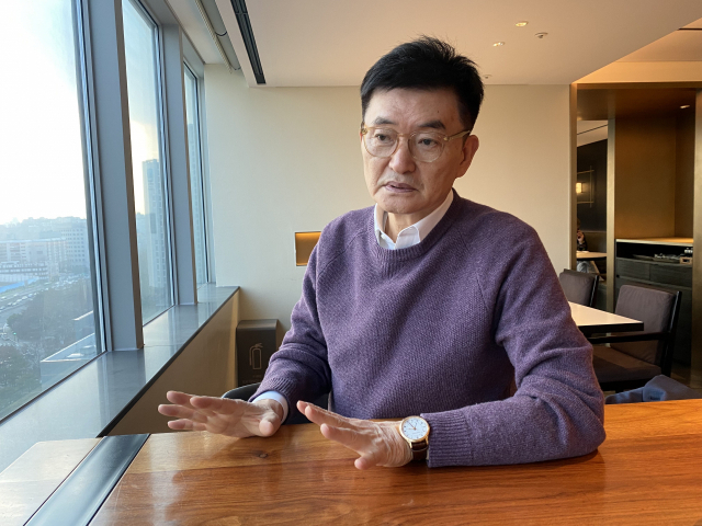 미국 실리콘밸리의 벤처투자가인 이인 싱가포르국립대 초빙 교수가 9일 <부산일보>와 인터뷰를 하고 있다. 박지훈 기자