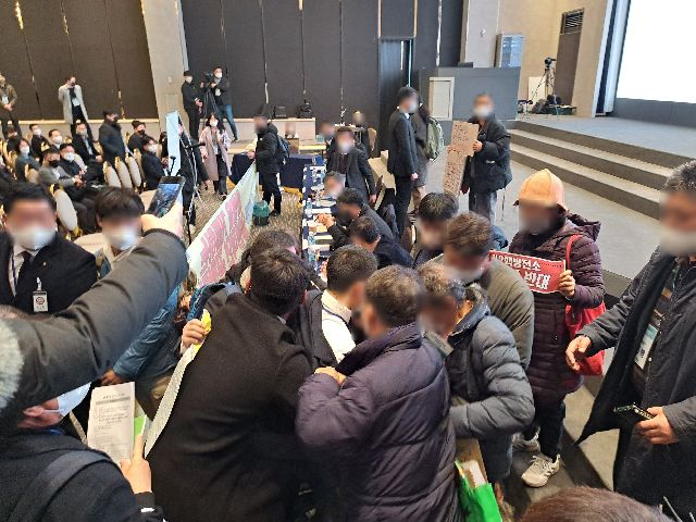 내년 4월 수명 만료를 앞둔 고리 2호기의 수명연장을 위한 공청회가 지난 2일 부산 남구에서 열렸다. 공청회 진행을 두고 고성과 몸싸움이 이어졌지만 한수원은 공청회를 강행했다. 탁경륜 기자 takk@