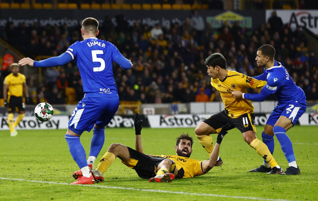 울버햄프턴의 황희찬(오른쪽에서 두 번째)이 21일(한국시간) 영국 울버햄프턴 몰리뉴스타디움에서 열린 2022-2023 잉글랜드 카라바오컵 16강전 질링엄과의 경기에서 상대 수비수의 집중 견제를 받고 있다. 황희찬은 도움 1개와 페널티킥을 유도해 팀 승리를 이끌었다. 로이터연합뉴스